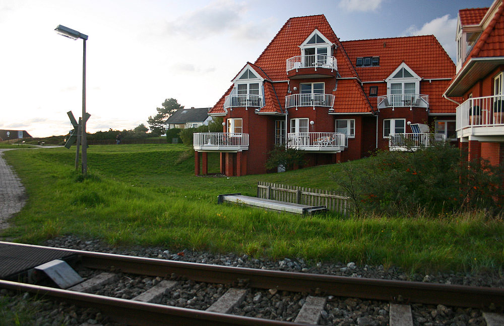 Hausansicht vom Bahnübergang