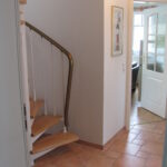 Flur mit Treppe zum Dachgeschoss und Blick auf Wohnbereich 35-26-06