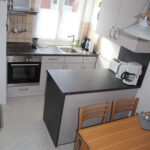 Blick vom Eingang zur Küche mit Essplatz 36-15-07