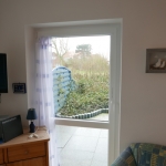 Blick vom Wohnraum auf die Terrasse