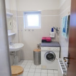 Dusche und WC mit Münz-Waschmaschine