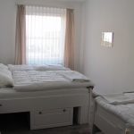 Schlafzimmer mit Blick zum Fenster