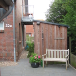 Sitzplatz vorm Haus 21-32a-03